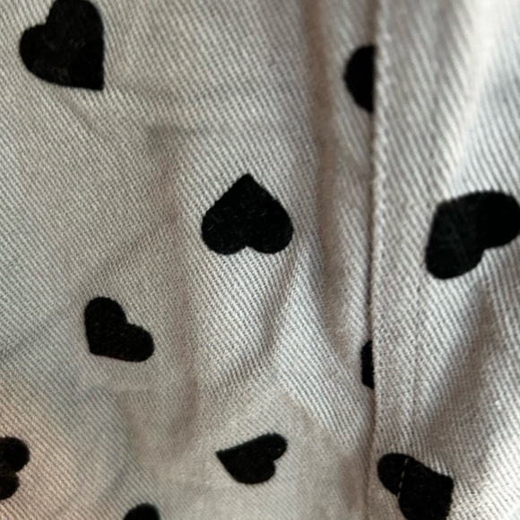 ❤️5 For $20❤️ btween Girls Gray Jean Jumper with Black Hearts
Size 6 - Picture 3 of 5